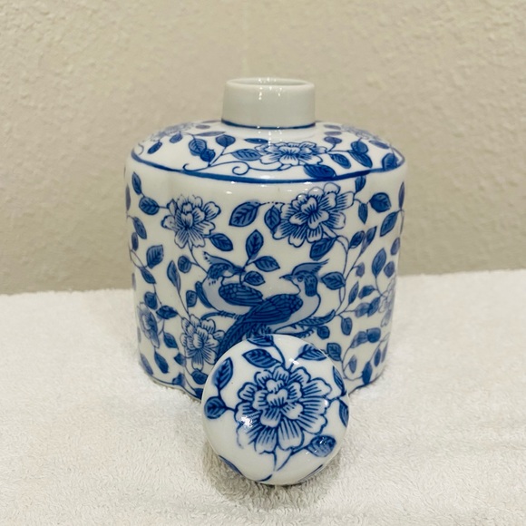 VINTAGE ANDREA BY SADEK BLUE/WHITE BIRD/FLORAL SMALL VASE W/ LID MADE IN CHINA - Picture 3 of 12